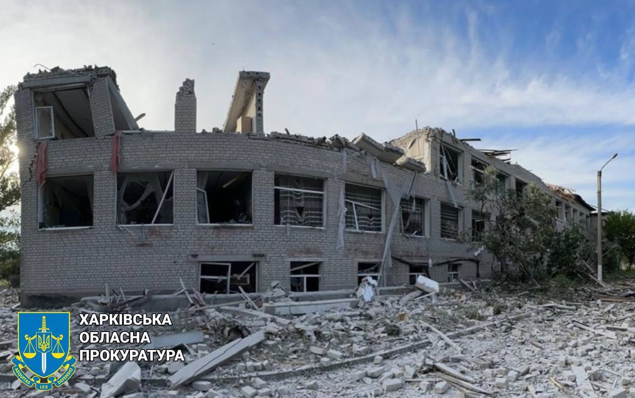 Россияне ударили КАБами по селу на Харьковщине: один человек погиб, разрушена школа. Фото