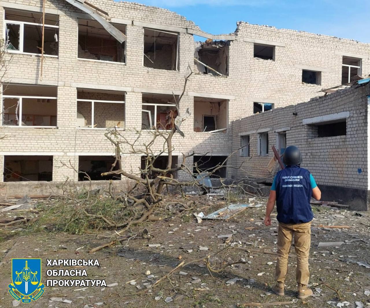 Россияне ударили КАБами по селу на Харьковщине: один человек погиб, разрушена школа. Фото