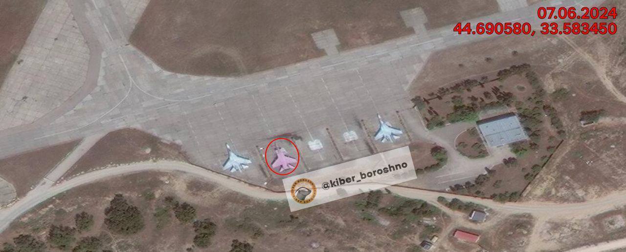 Новый уровень маскировки? В аэропорту Бельбека был замечен розовый МиГ-31Б. Фото