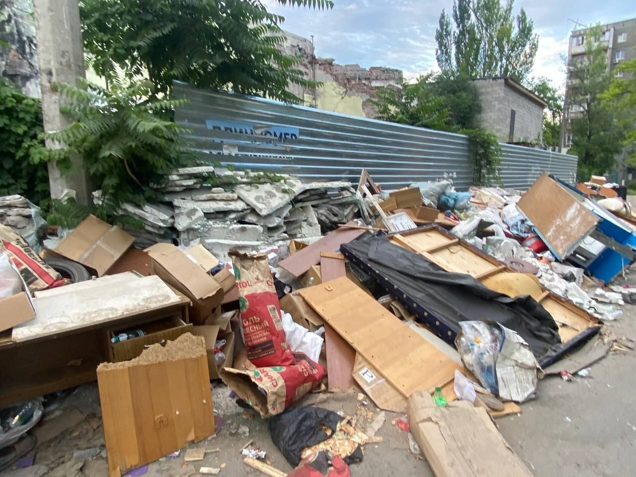 У Маріуполі зростає кількість стихійних сміттєзвалищ: місцеві жителі забили на сполох