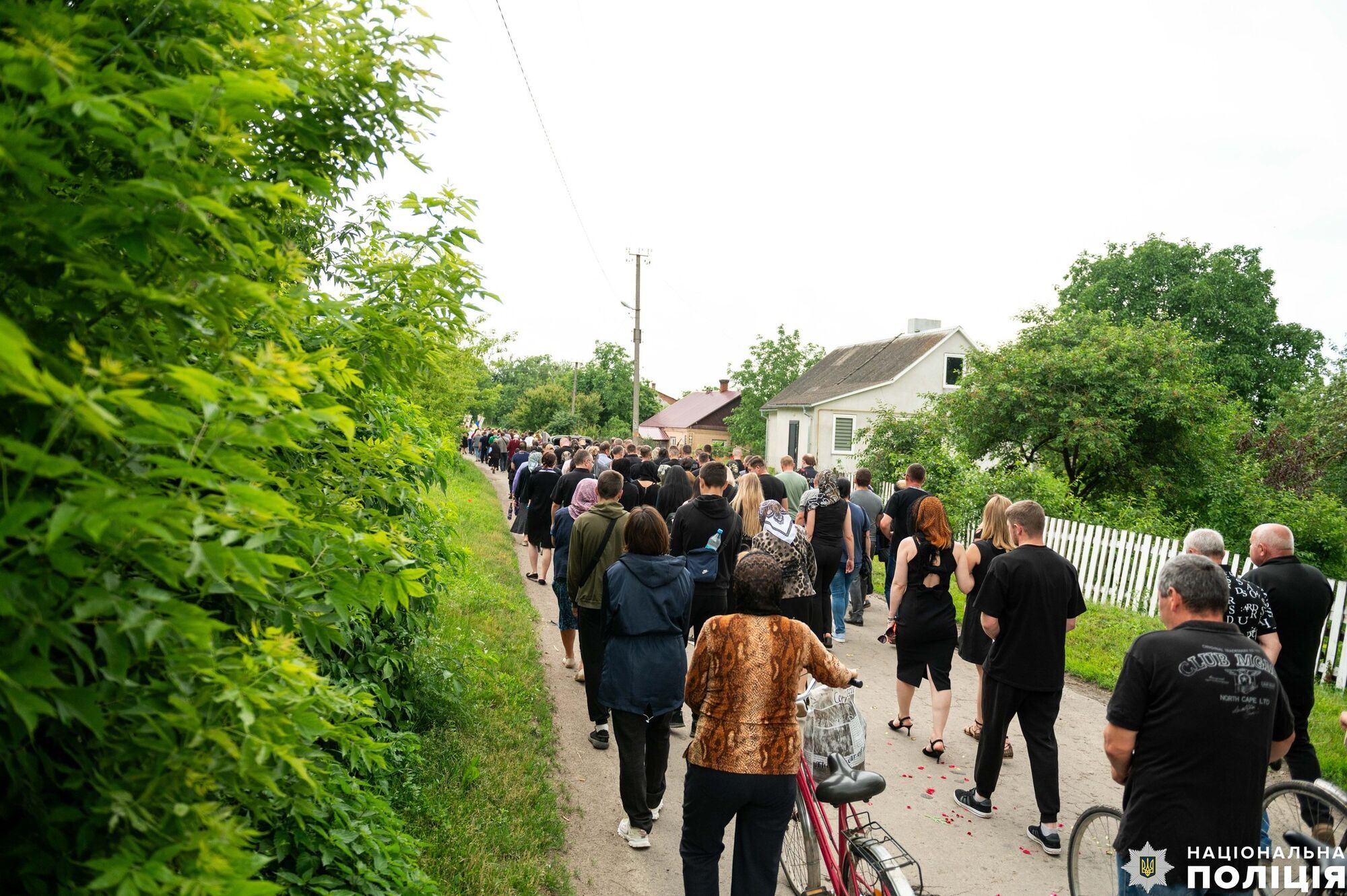 Її шукали три дні: на Рівненщині попрощалися з поліцейською, яку змило хвилею з пірса в Одесі. Фото