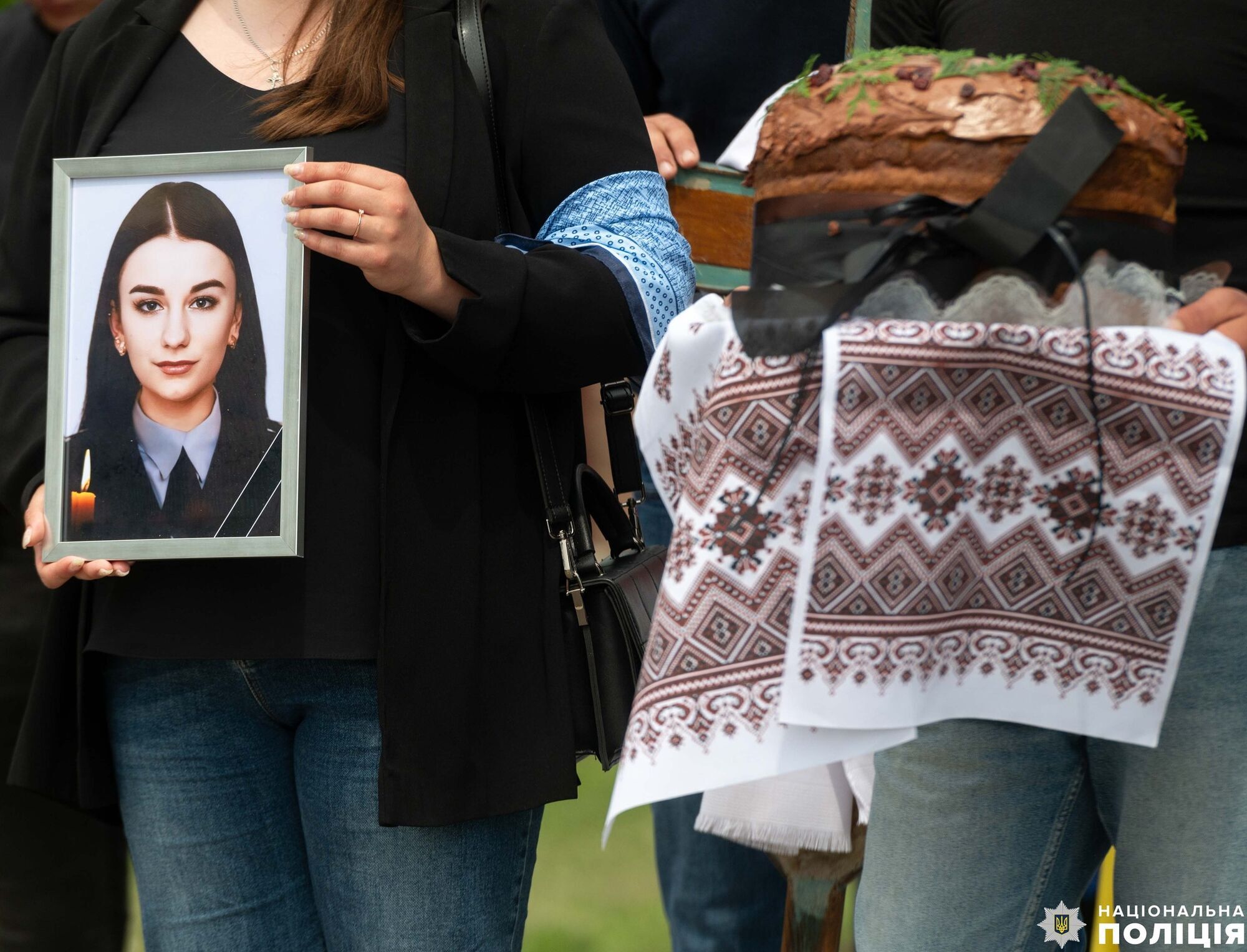 Ее искали три дня: в Ривненской области попрощались с полицейской, которую смыло волной с пирса в Одессе. Фото