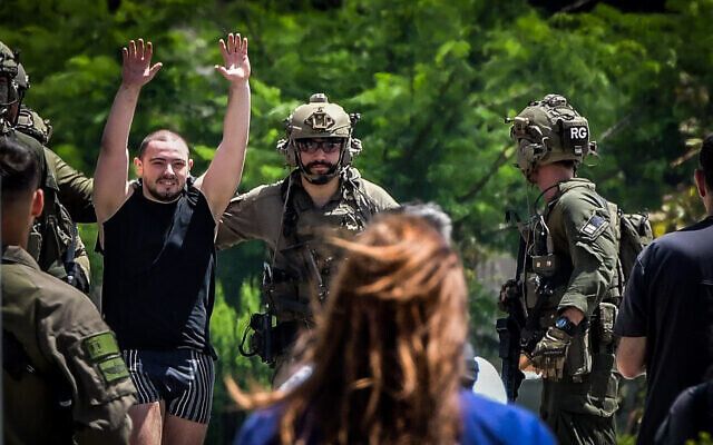 Армія Ізраїлю з боєм звільнила чотирьох заручників у секторі Гази. Фото і відео