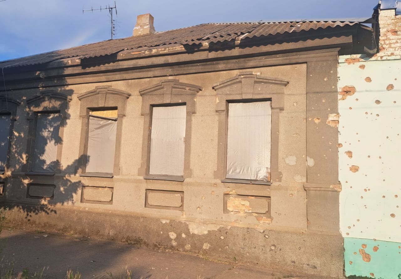 На Дніпропетровщині удари армії Росії пошкодили цивільні будівлі, є загиблий: фото наслідків