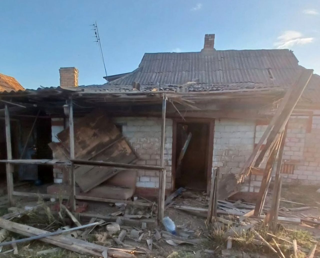 На Днепропетровщине удары армии России повредили гражданские здания, есть погибший: фото последствий