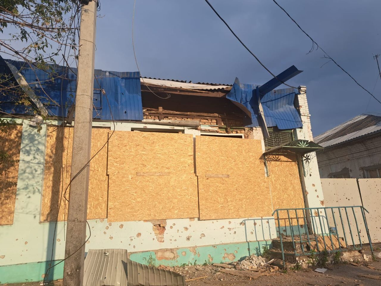 На Дніпропетровщині удари армії Росії пошкодили цивільні будівлі, є загиблий: фото наслідків