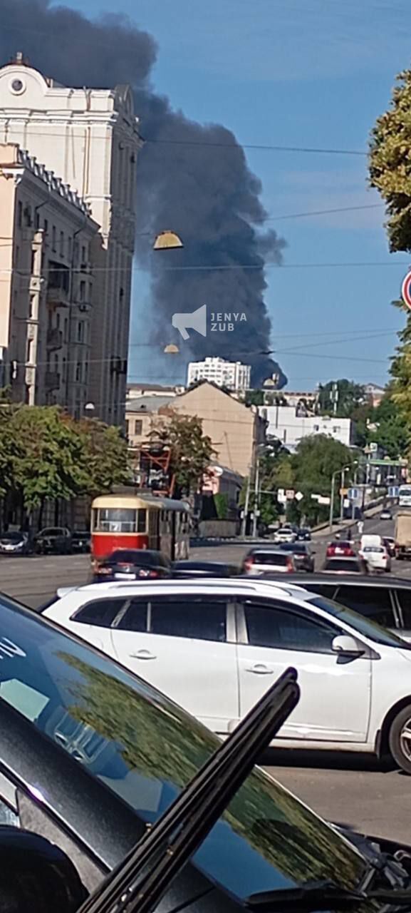 В Харькове бушевал масштабный пожар площадью 1800 кв. м. Фото и видео