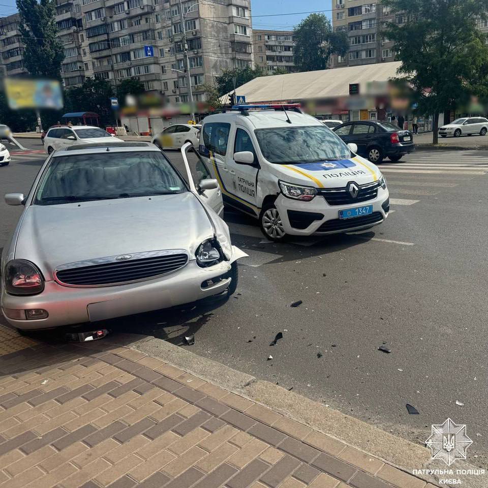 В Киеве на Оболони легковушка протаранила машину патрульной полиции. Подробности и фото