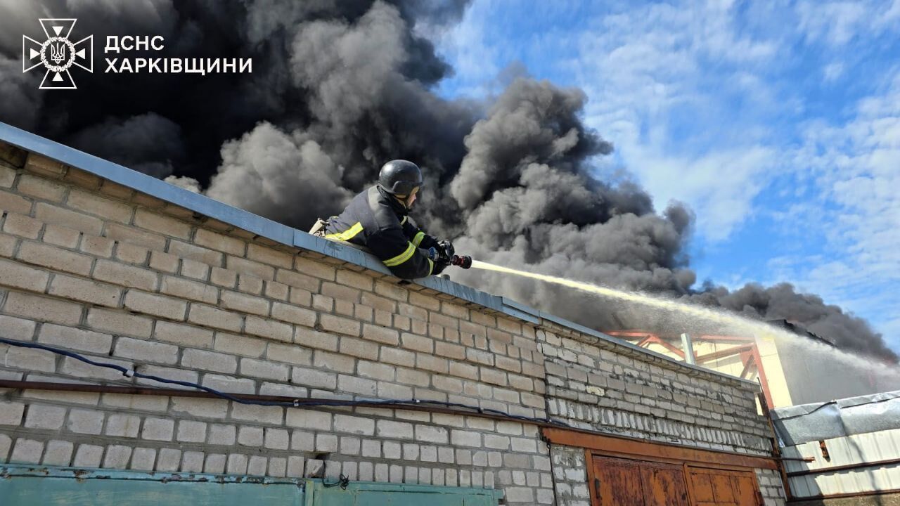 В Харькове бушевал масштабный пожар площадью 1800 кв. м. Фото и видео