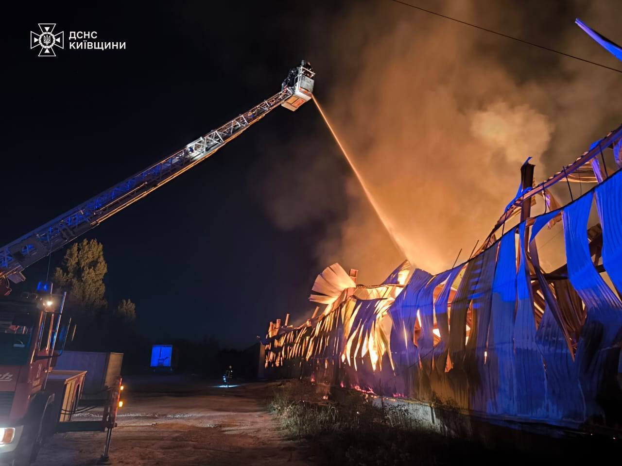 Під Броварами сталася масштабна пожежа на складі: з вогнем боролись десятки рятувальників. Фото