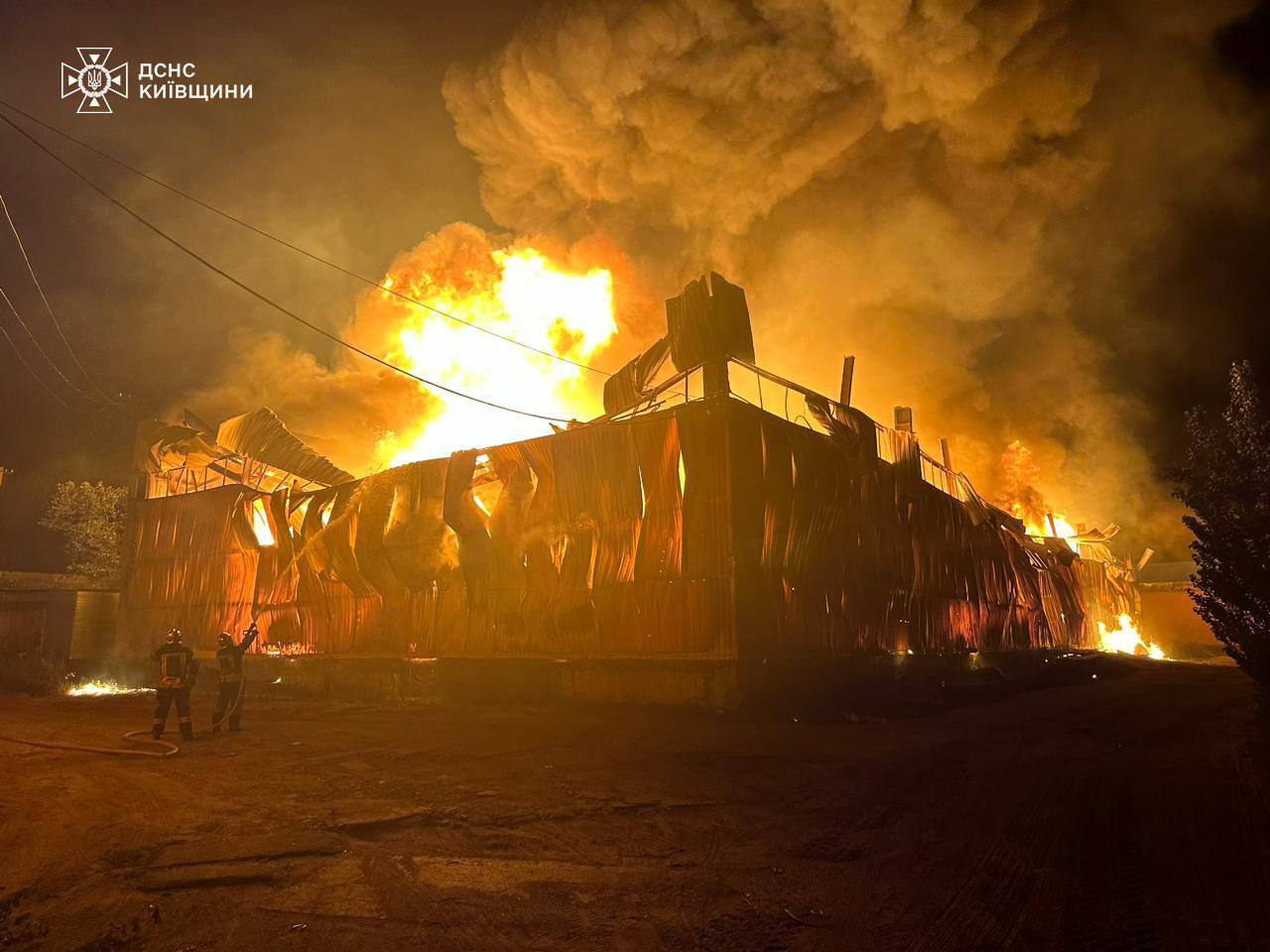 Под Броварами произошел масштабный пожар на складе: с огнем боролись десятки спасателей. Фото