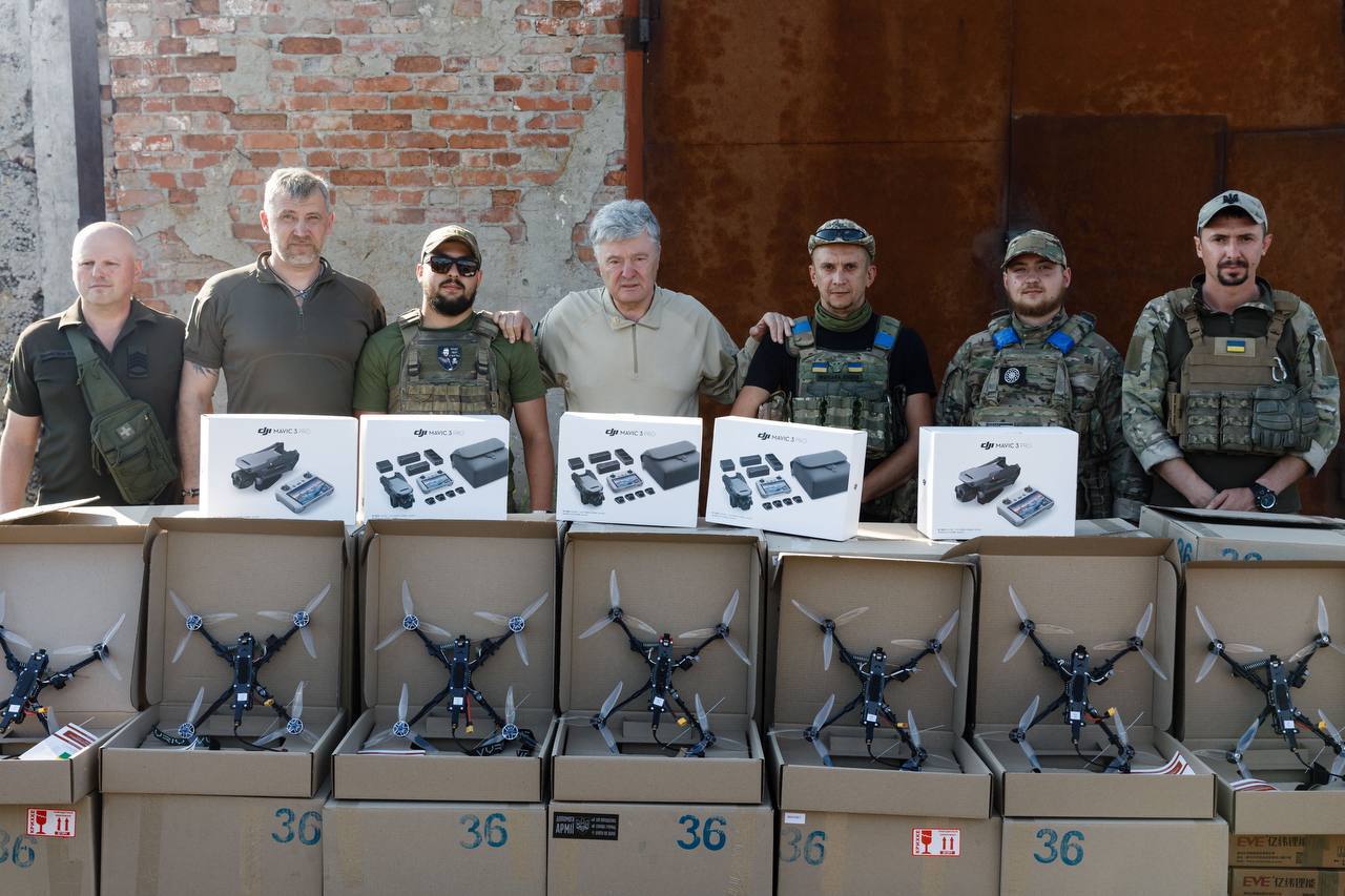Порошенко привез защитникам Волчанская FPV-дроны, окопный РЭБ, "Сахарки" и другую технику