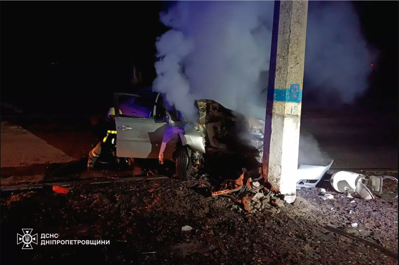 На Днепропетровщине автомобиль влетел в столб и вспыхнул: среди пострадавших – ребенок. Фото