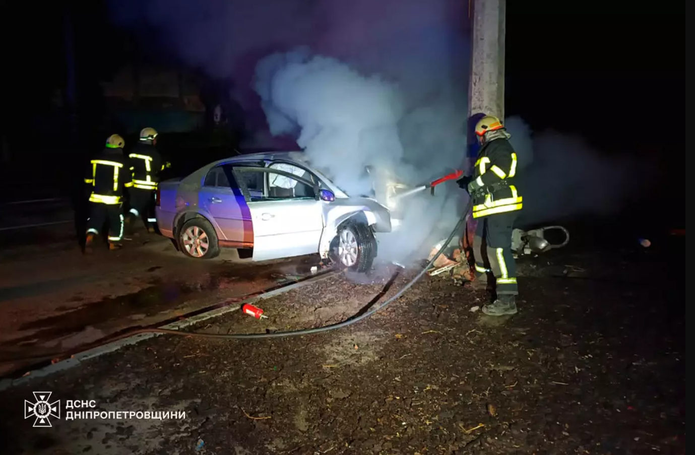 На Дніпропетровщині авто влетіло в стовп і спалахнуло: серед постраждалих – дитина. Фото 
