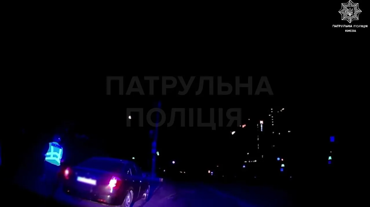 В Киеве остановили водителя, который с признаками опьянения ездил по встречной полосе. Видео