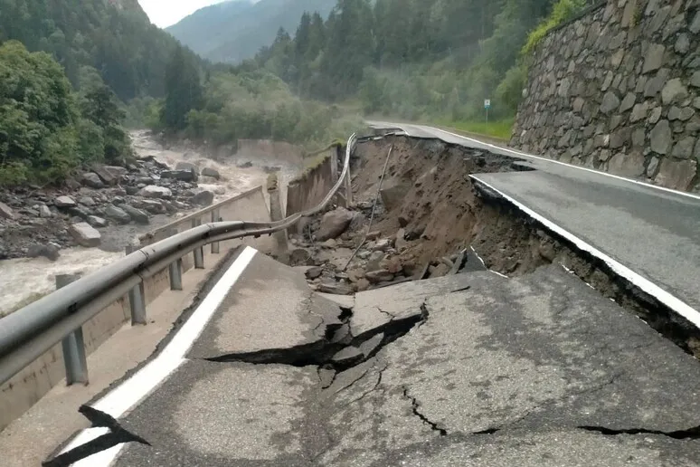 Пошкоджена дорога у гірській місцевості