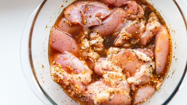 Почему жареная курица получается сухой: никогда не готовьте так мясо