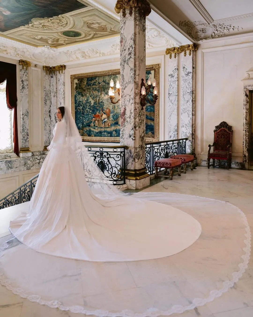 "Мисс Вселенная-2012" вышла замуж за футболиста: как выглядело свадебное платье Оливии Калпо. Фото