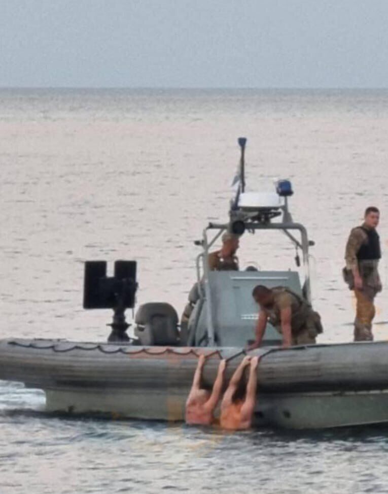 В Одессе моряки ВСУ спасли людей, которых вынесло в открытое море. Фото