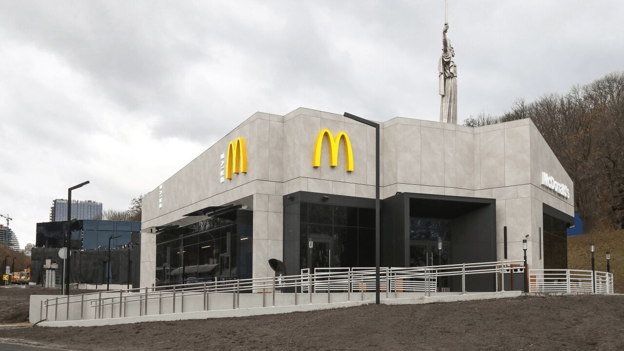 Когда откроют и каков будет McDonald's на Вокзальной площади в Киеве. Фото