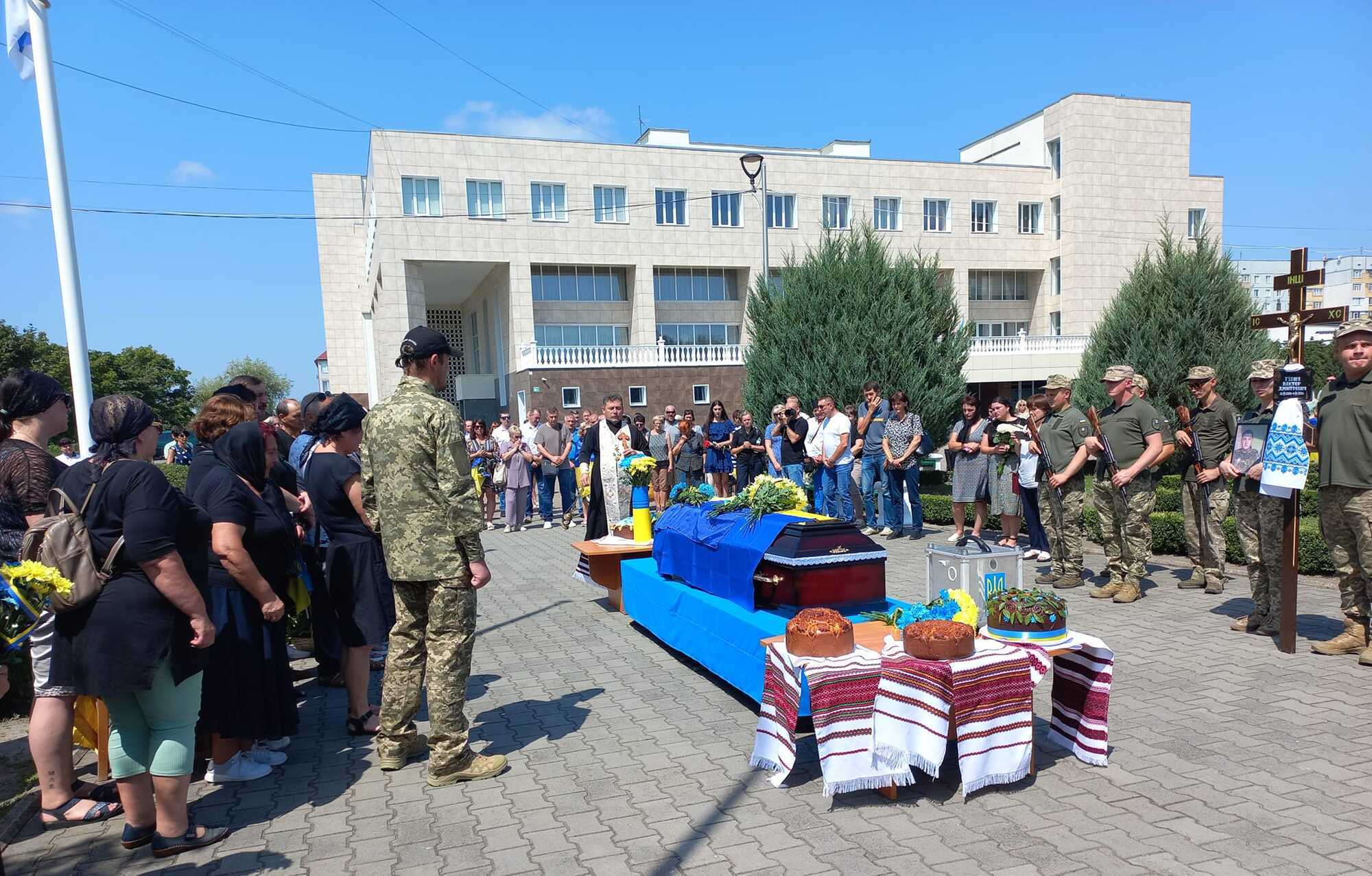 Повернувся додому на щиті: на Донбасі загинув рядовий Віктор Гірич з Нетішина. Фото
