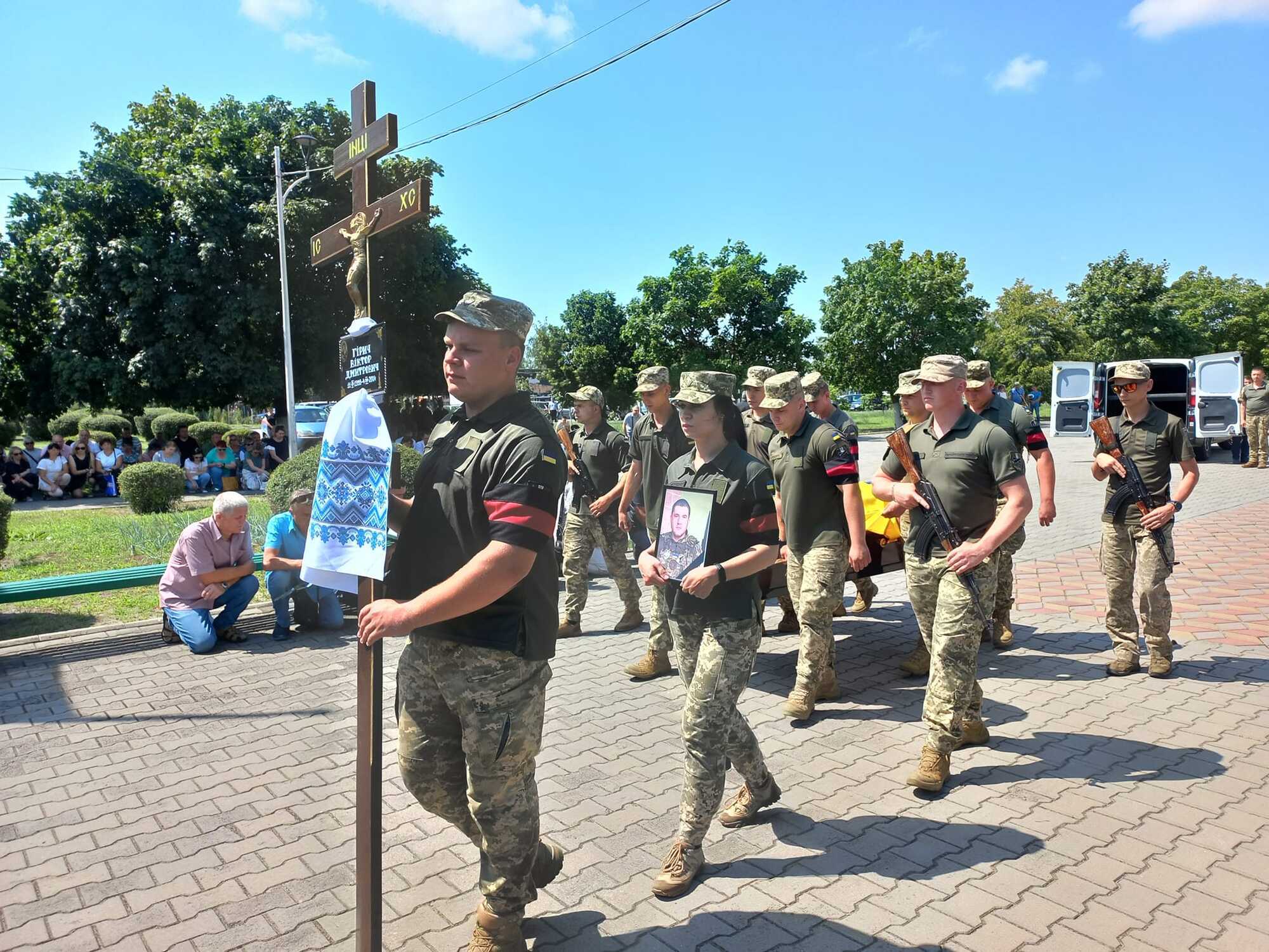 Повернувся додому на щиті: на Донбасі загинув рядовий Віктор Гірич з Нетішина. Фото
