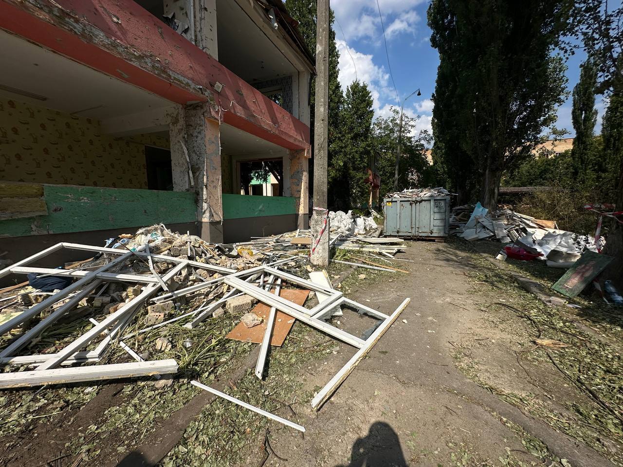 Потрібна допомога: у Києві активісти влаштували прибирання біля дитсадка, який постраждав від російського обстрілу. Фото