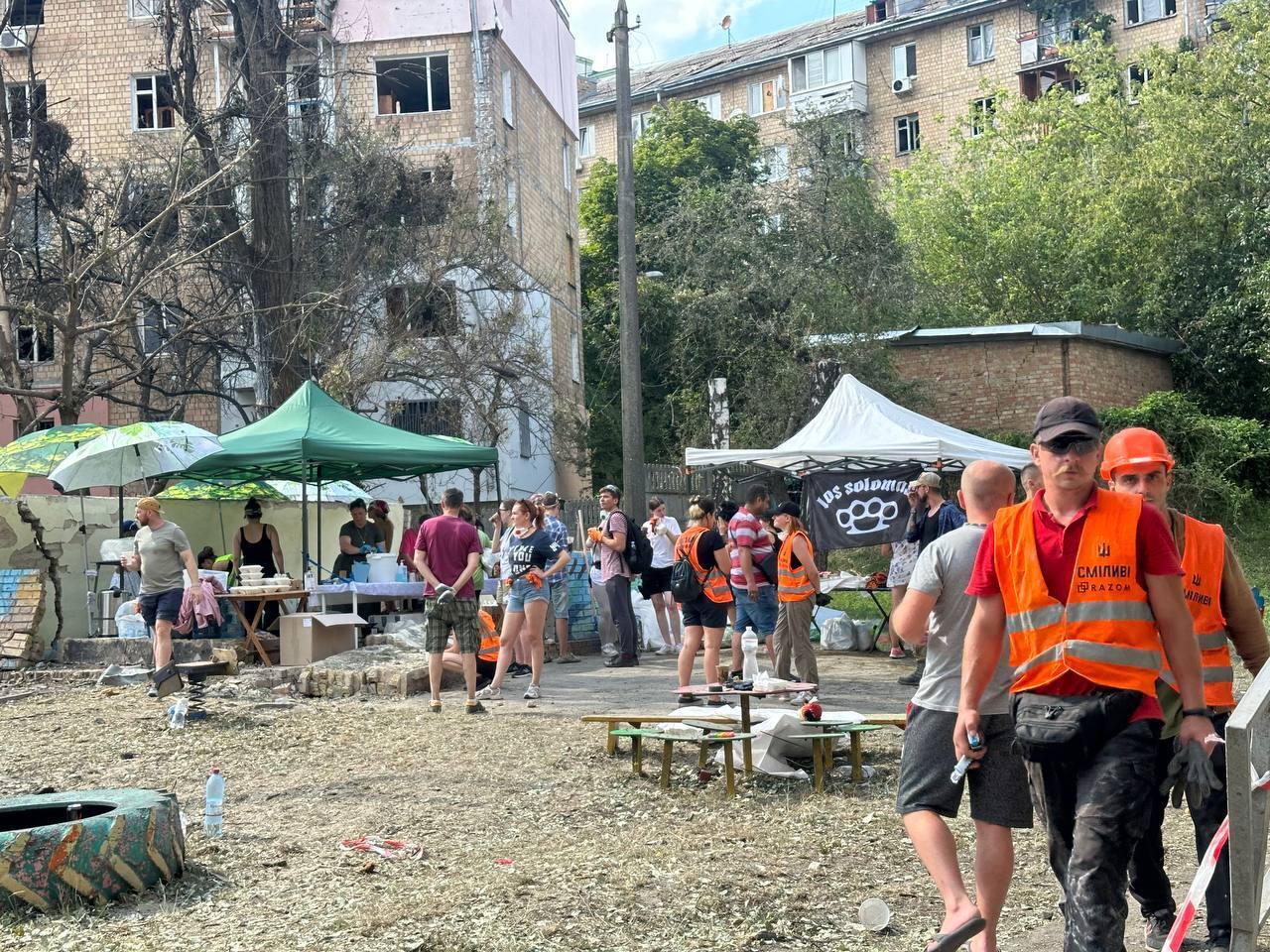 Нужна помощь: в Киеве активисты устроили уборку возле пострадавшего от российского обстрела детсада. Фото