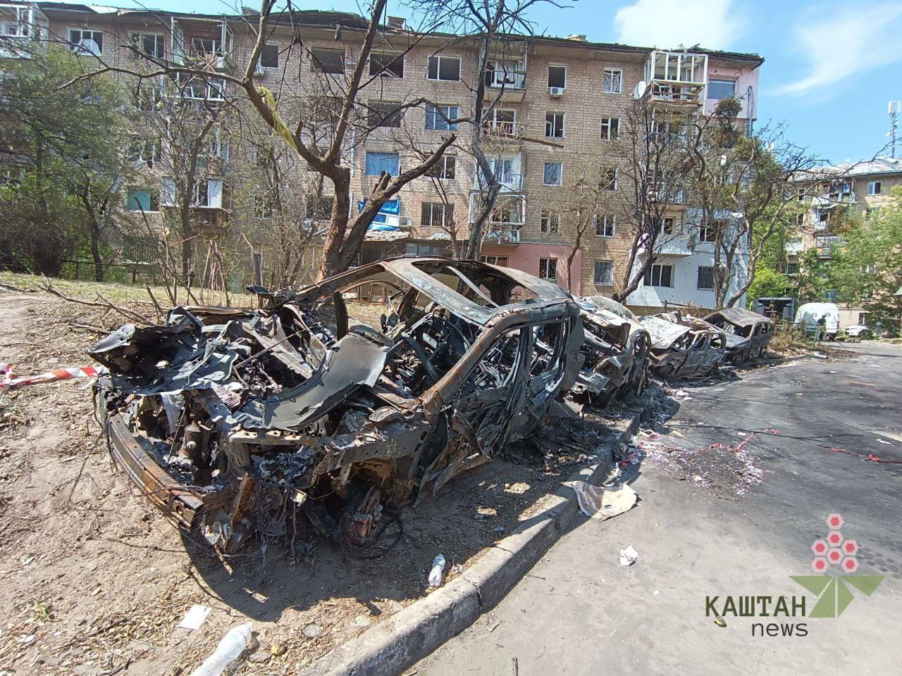 Потрібна допомога: у Києві активісти влаштували прибирання біля дитсадка, який постраждав від російського обстрілу. Фото