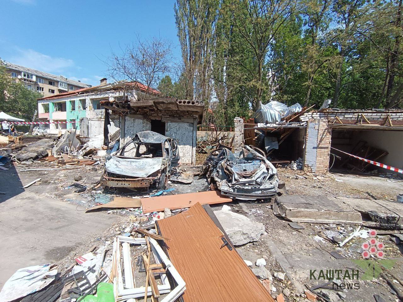 Потрібна допомога: у Києві активісти влаштували прибирання біля дитсадка, який постраждав від російського обстрілу. Фото