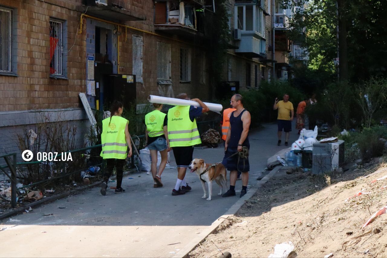 Работают десятки волонтеров и коммунальщики: в Киеве продолжается уборка территории возле поврежденного ракетой детского сада. Фото и видео