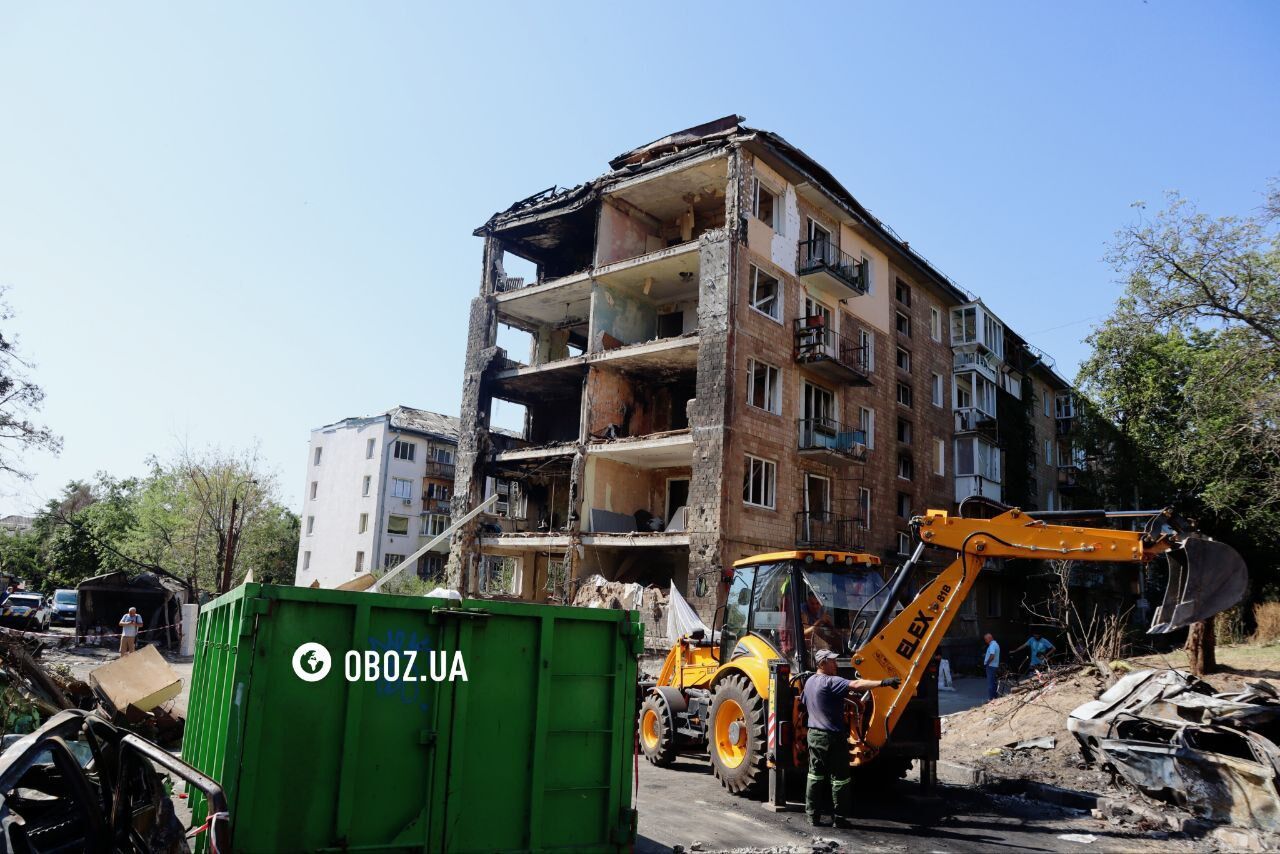 "Боже! Куди ти дивишся?!": мережу вразило фото чоловіка у своїй напівзруйнованій ударом РФ квартирі в Києві