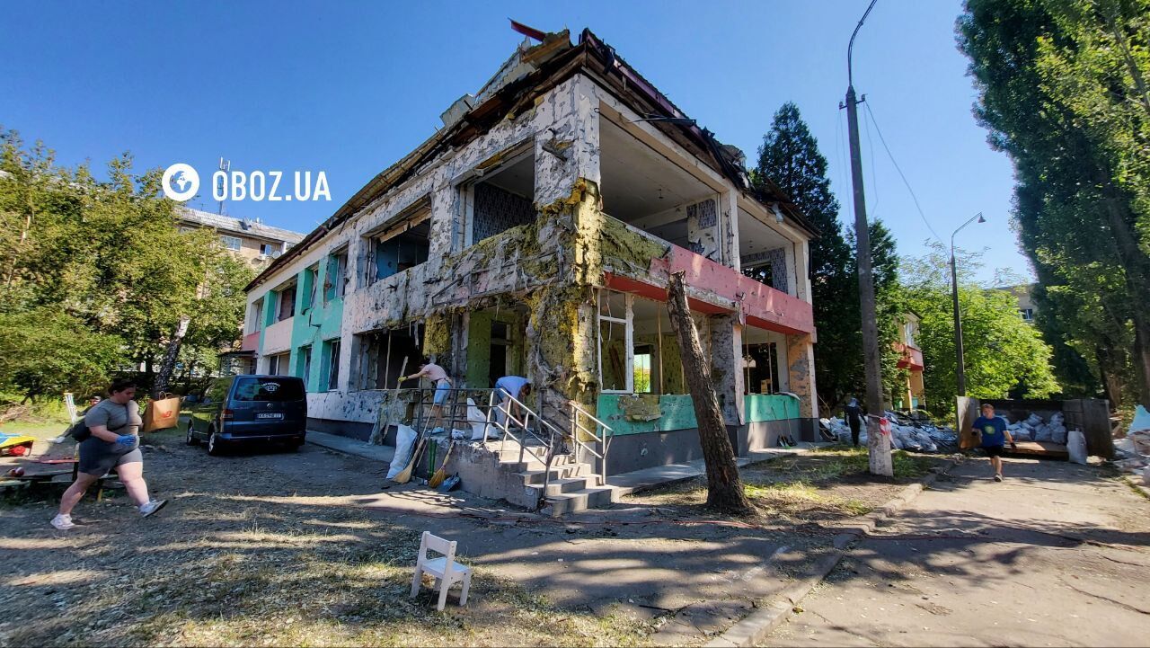 Працюють десятки волонтерів і комунальники: у Києві триває прибирання території біля пошкодженого ракетою дитсадка. Фото і відео