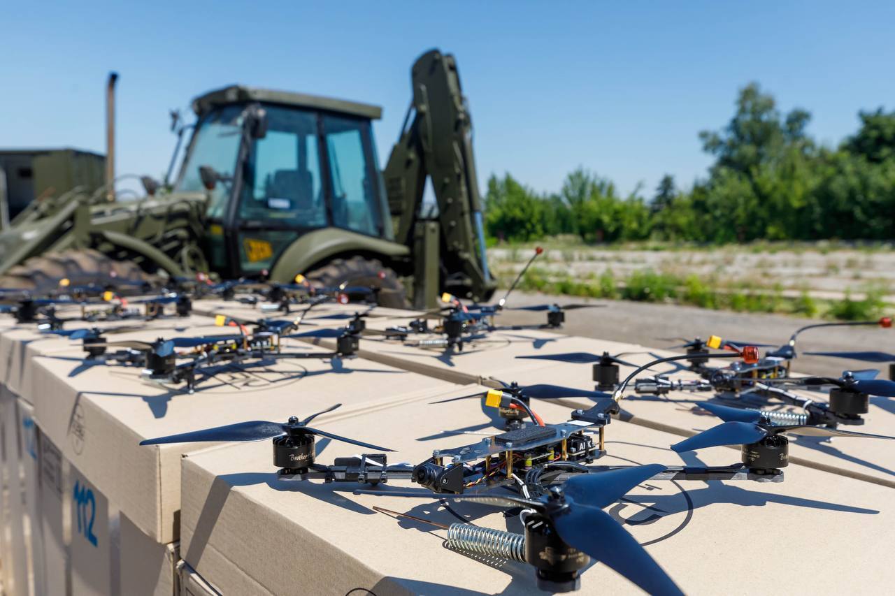 "Офігезні "десятки", посмажимо ворога": військовий оцінив FPV-дрони, які Порошенко привіз  на східний фронт