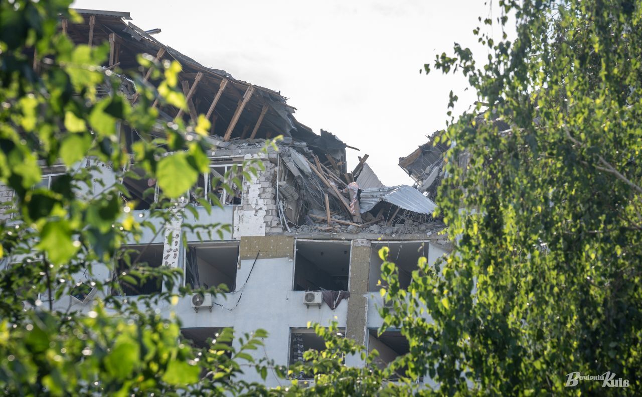 Люди тікали в паніці: момент падіння уламків ракети в Києві 8 липня потрапив на відео