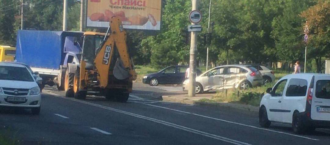 У Києві сталась потрійна ДТП за участі тролейбуса, виник затор. Подробиці, фото і відео