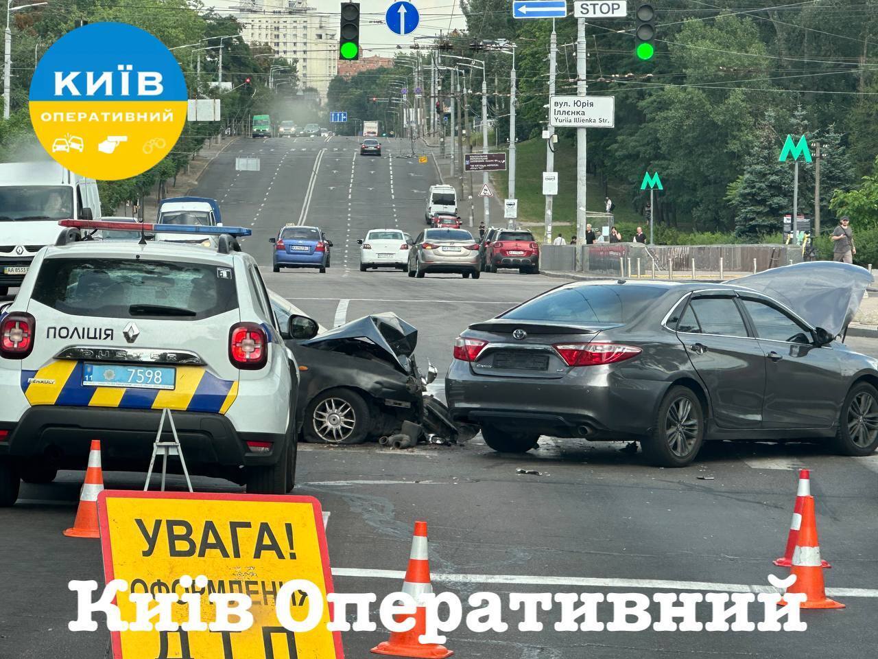 В Киеве возле станции метро "Дорогожичи" столкнулись две легковушки, возникла пробка. Подробности и фото