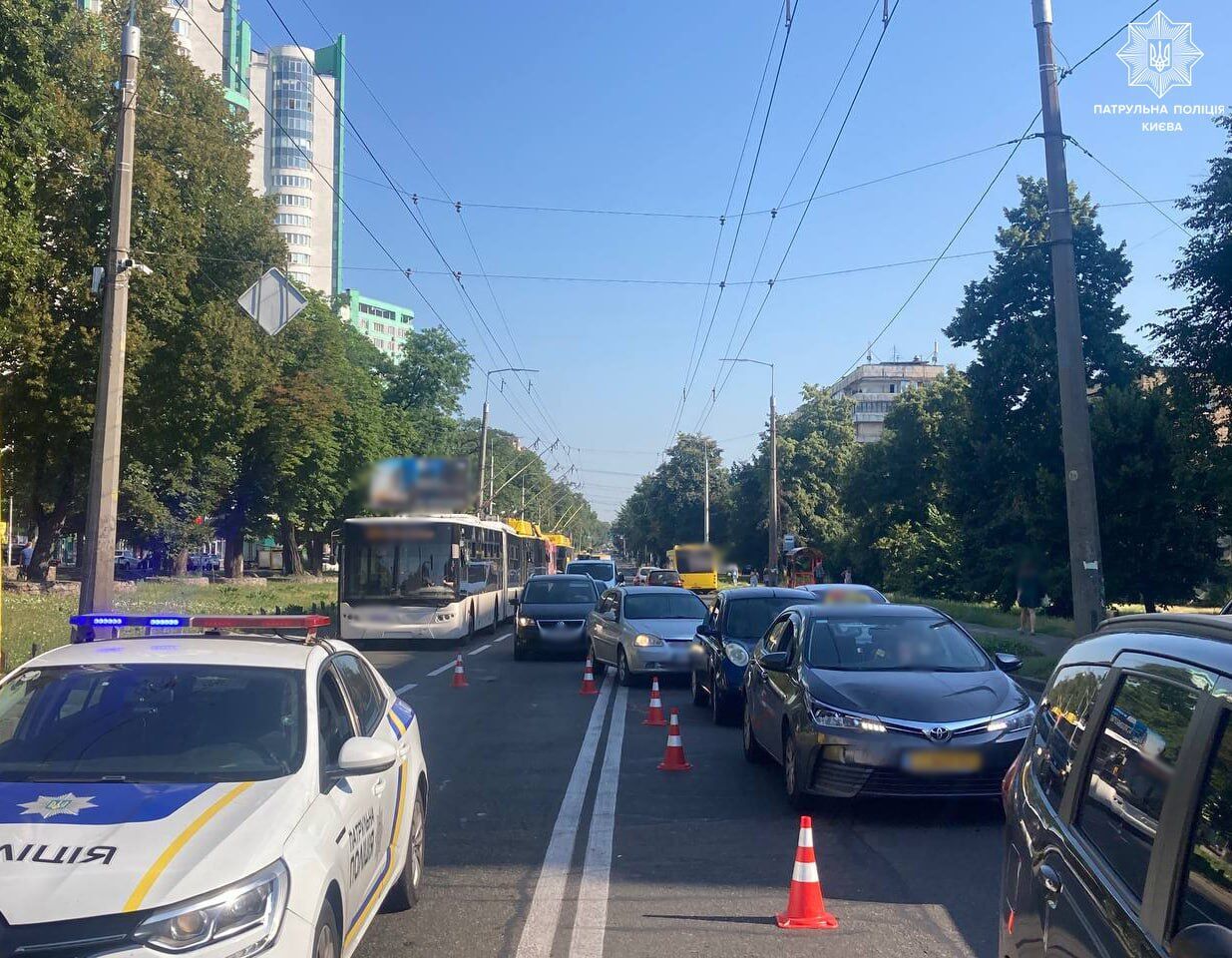 В Киеве произошло тройное ДТП с участием троллейбуса, возникла пробка. Подробности, фото и видео