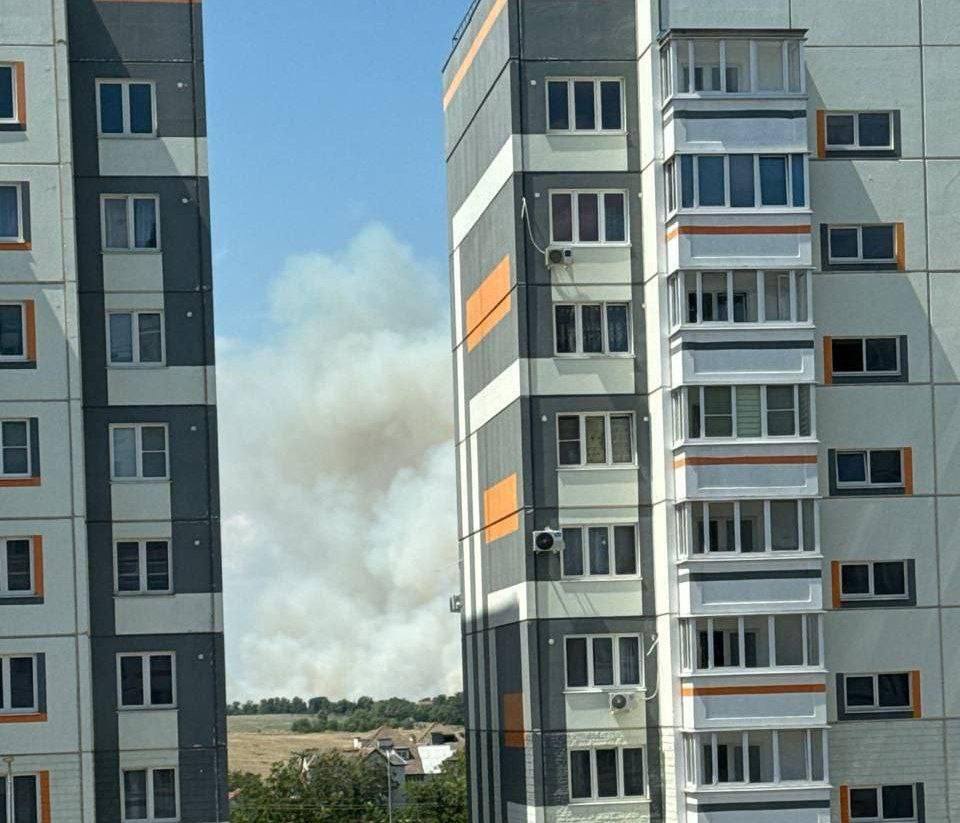 В окупованому Маріуполі прогриміли вибухи: кажуть про приліт у районі аеропорту. Фото і відео