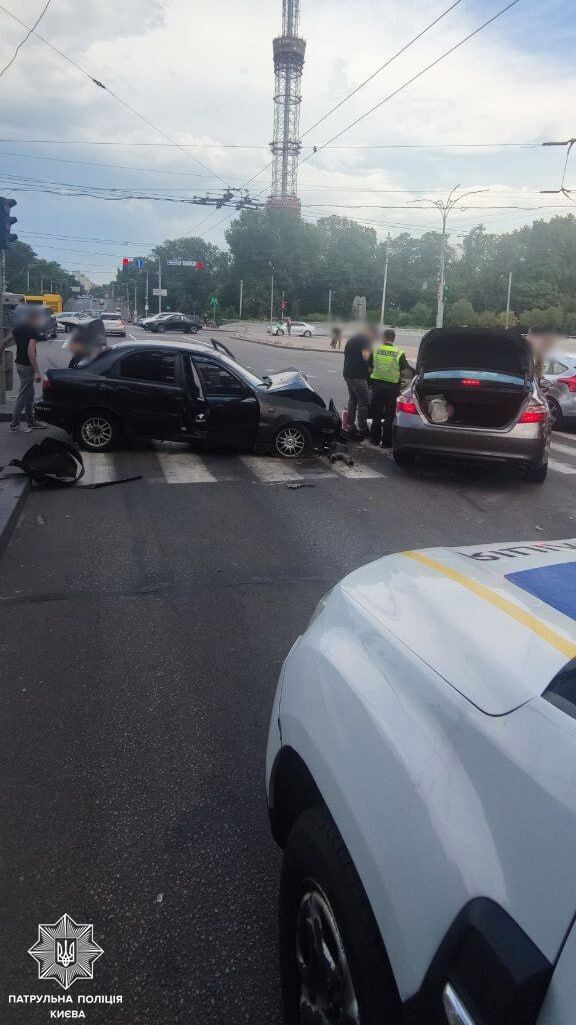 В Киеве возле станции метро "Дорогожичи" столкнулись две легковушки, возникла пробка. Подробности и фото