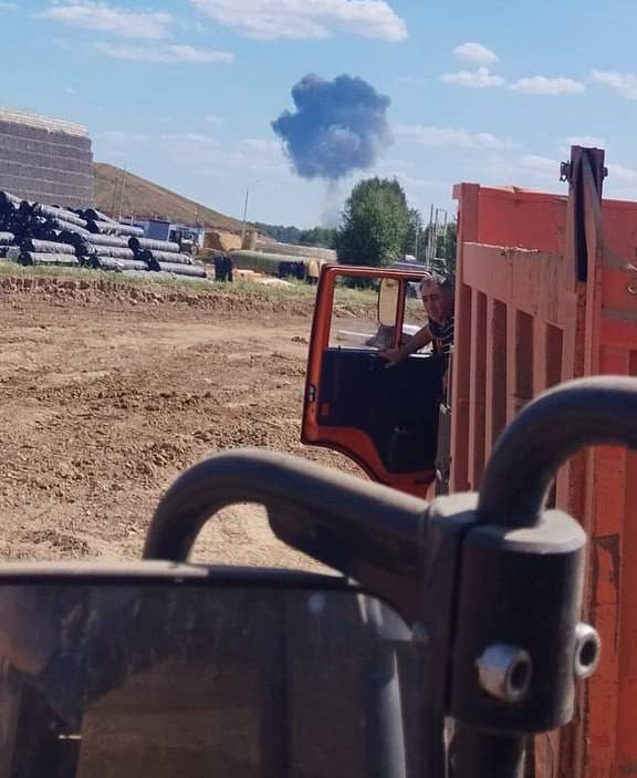 Дим після падіння російського пасажирського літака.