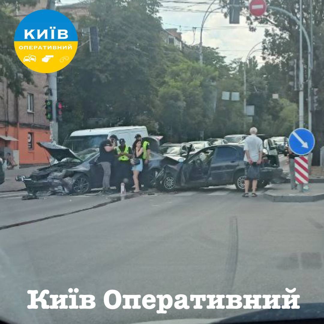 У Києві біля станції метро "Дорогожичі" зіткнулись два легковики, виник затор. Подробиці і фото