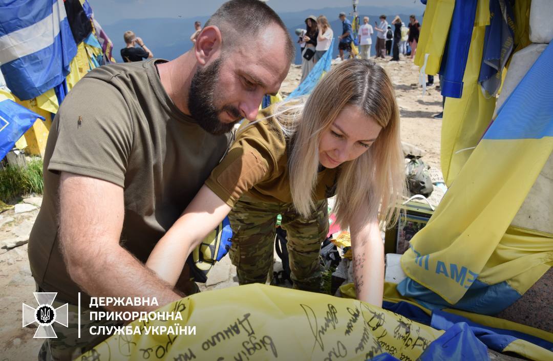 Пограничники покорили Говерлу, почтив память погибших побратимов. Фото