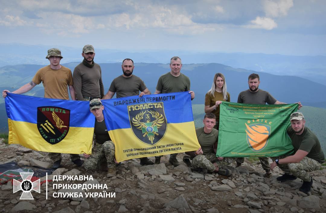 Пограничники покорили Говерлу, почтив память погибших побратимов. Фото