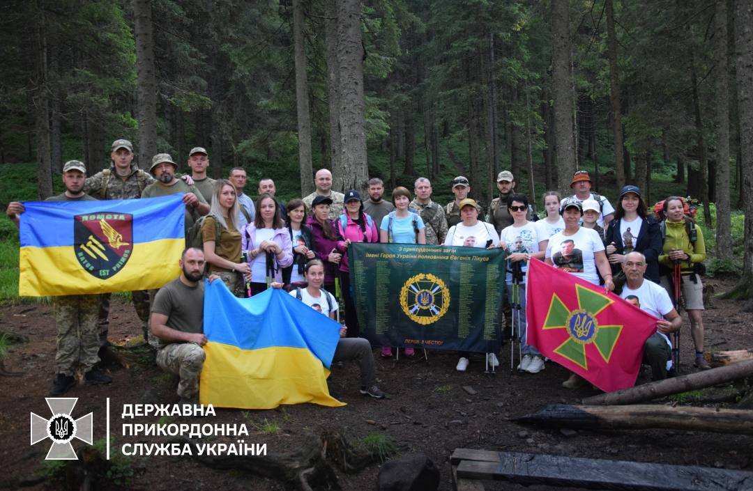 Пограничники покорили Говерлу, почтив память погибших побратимов. Фото