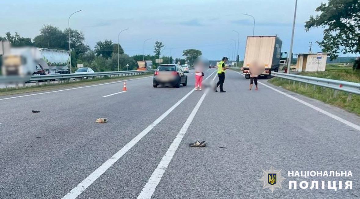 На Київщині легковик на швидкості збив на смерть пішохода. Подробиці аварії dddidtdidzriqrdzrz