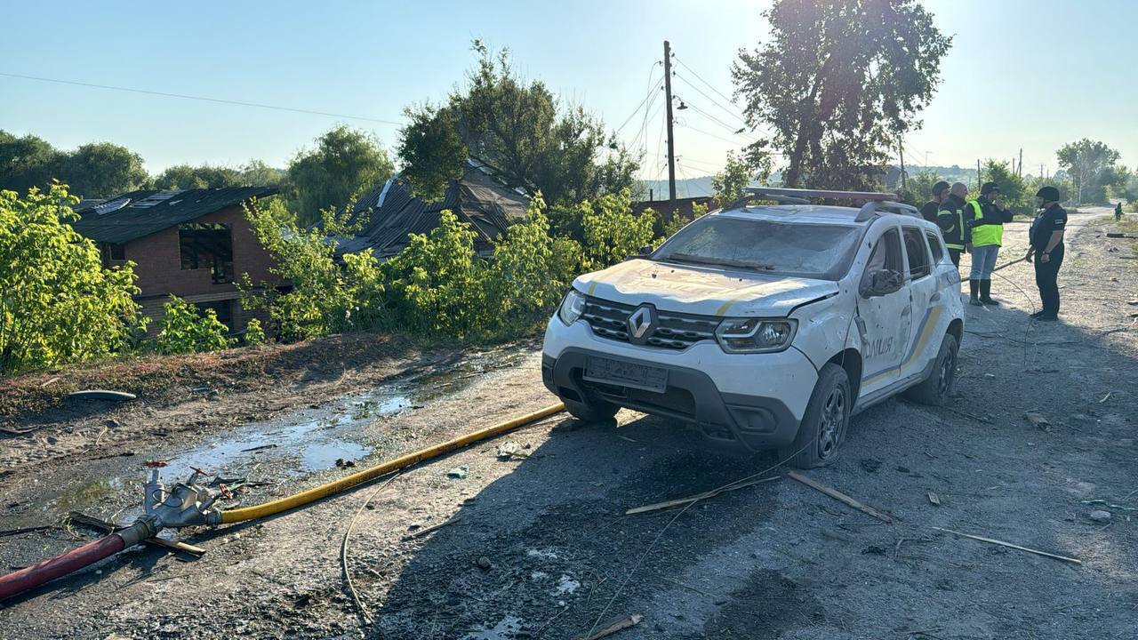 Росіяни вдарили по залізничній станції на Харківщині "Іскандером": загинули рятувальник і поліцейський, десятки людей поранено. Фото і відео
