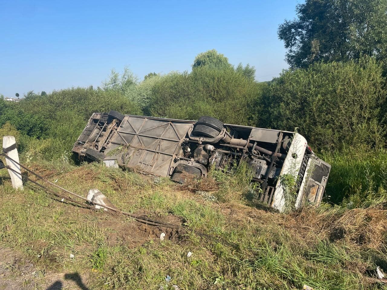 Автобус із прочанами перекинувся на Тернопільщині, постраждали 19 людей. Фото з місця аварії