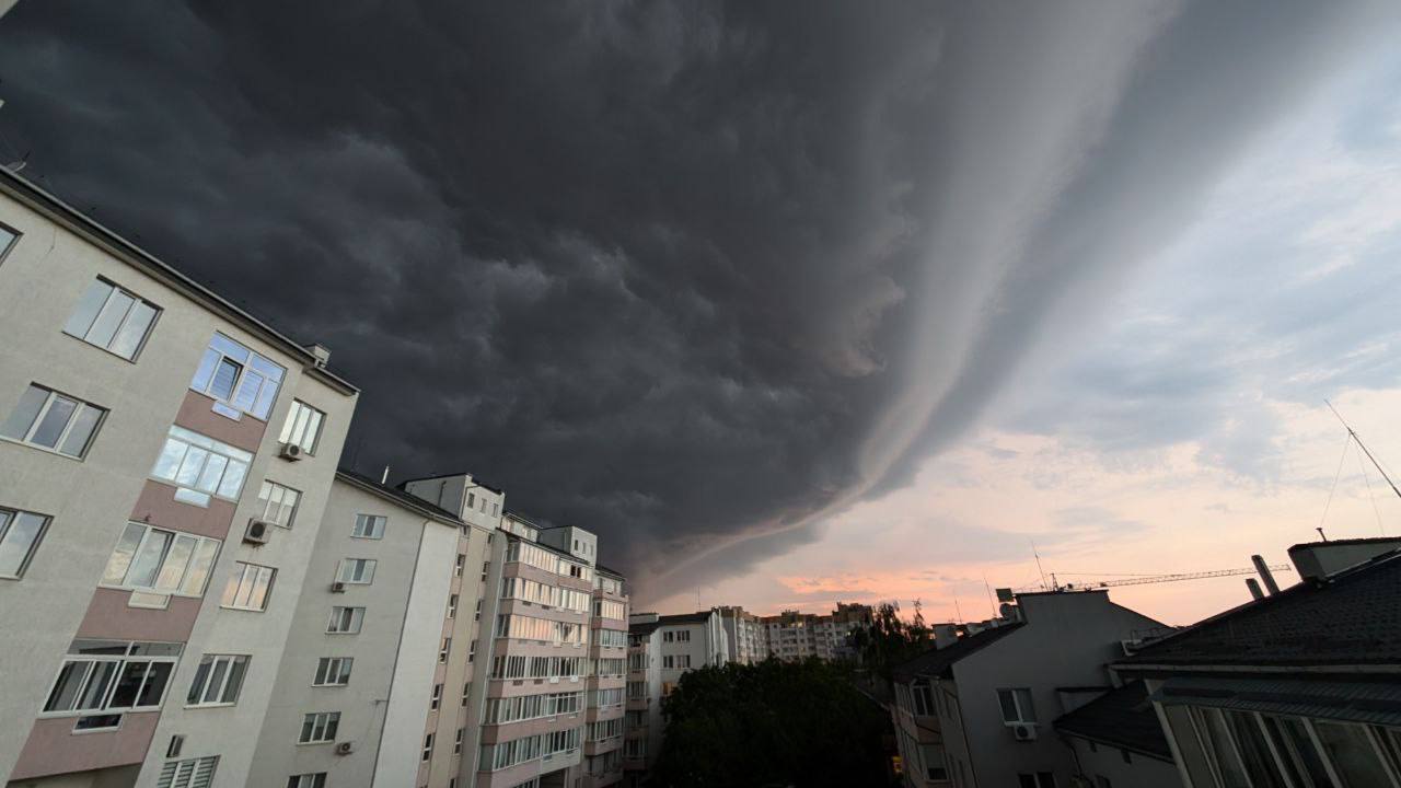 Львів накрила аномальна негода: виникли проблеми із світлом. Фото і відео