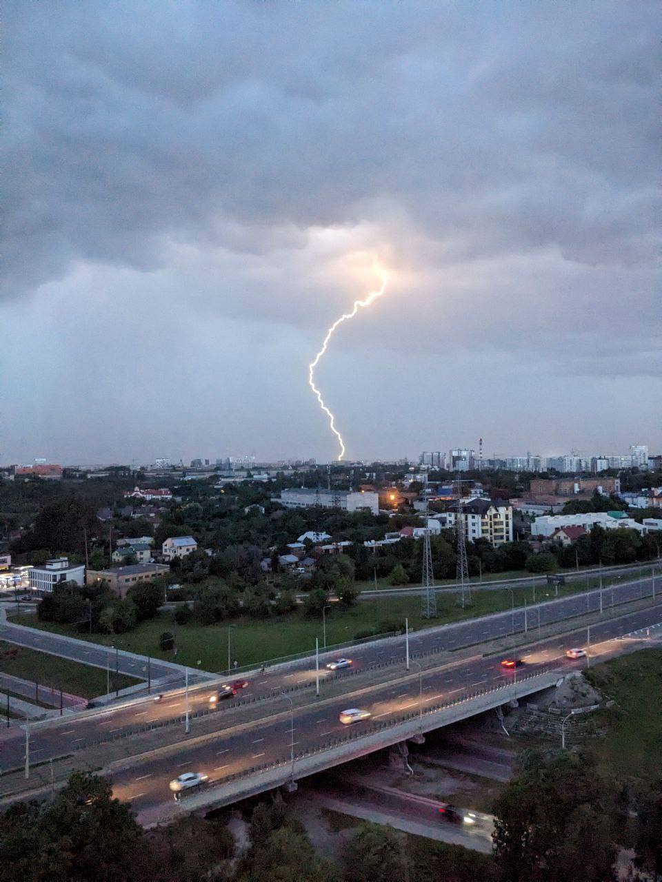 Львів накрила аномальна негода: виникли проблеми із світлом. Фото і відео